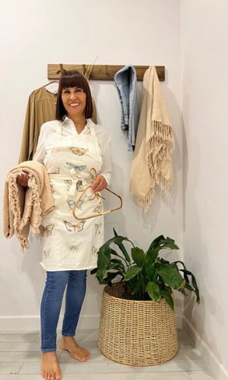 Nidia, de Hola Orden, con una manta y una percha en la mano